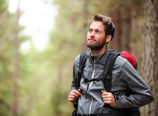 Les bienfaits du bâton de marche en bois : Plus qu’un accessoire, un outil de santé !