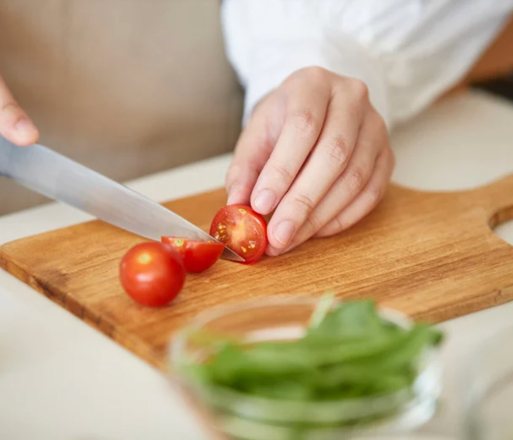 Planche à découper bois VS plastique : Que choisir ?