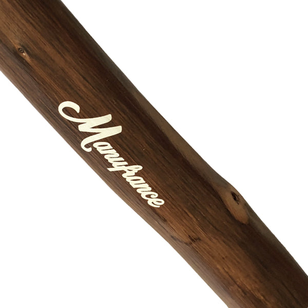 Authentique bâton de randonnée en bois de châtaignier.